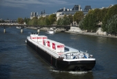 Péniche Franprix en livraison sur la Seine