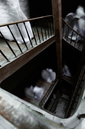 De l'autre côté du miroir - Fantômes de l'escalier.